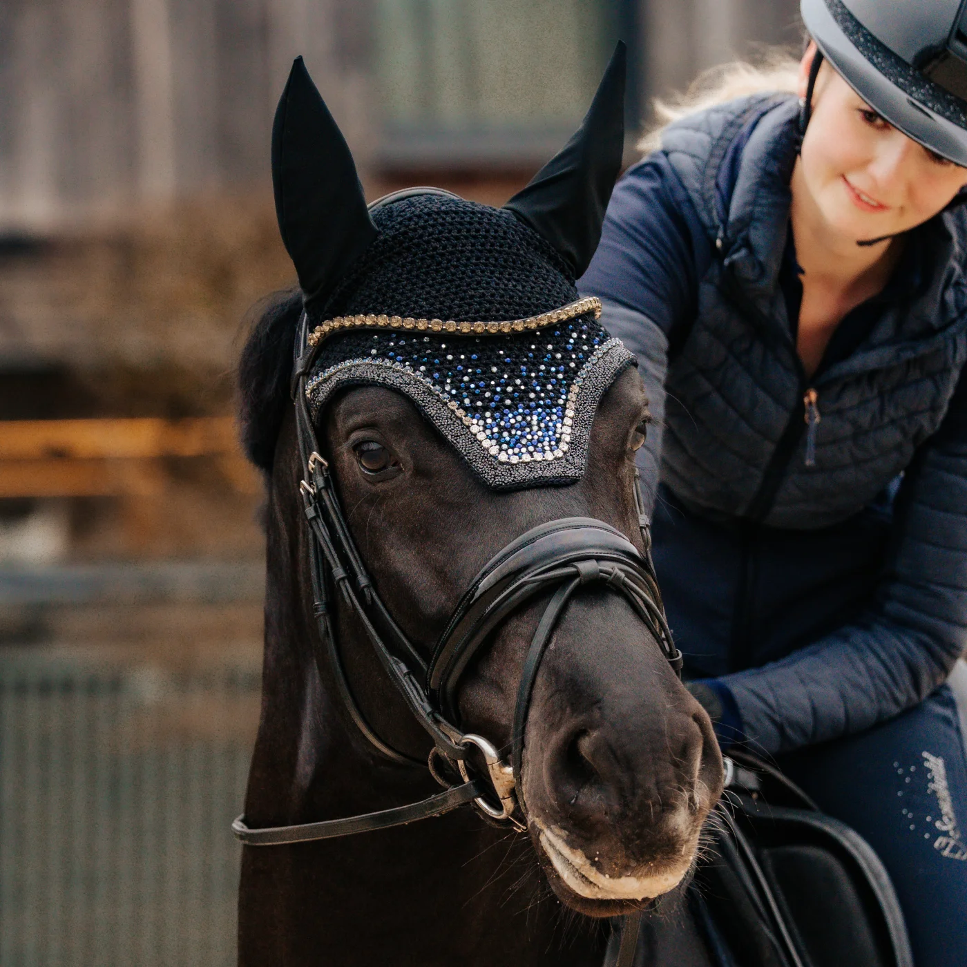 fliegenhaube-modell-diamond-deluxe Unser Modell Diamond Deluxe präsentiert auf einem Pferdekopf.