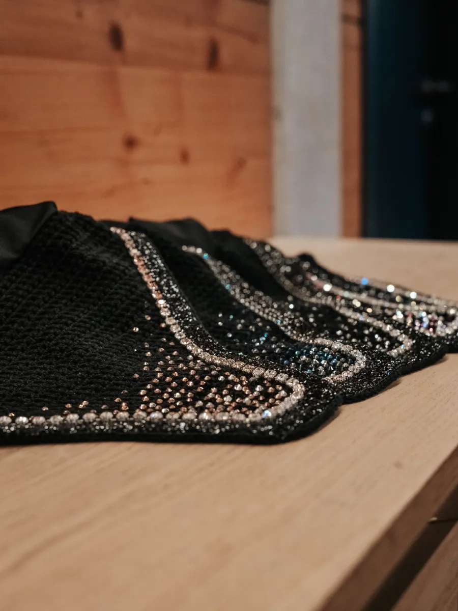 Fliegenhauben von MK Fliegenhauben gestaffelt liegend in der Nahaufnahme.