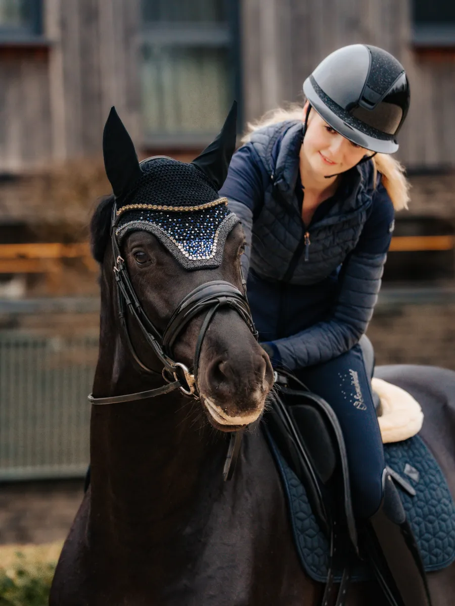 Fliegenhaube von MK Fliegenhauben auf einem Pferd.