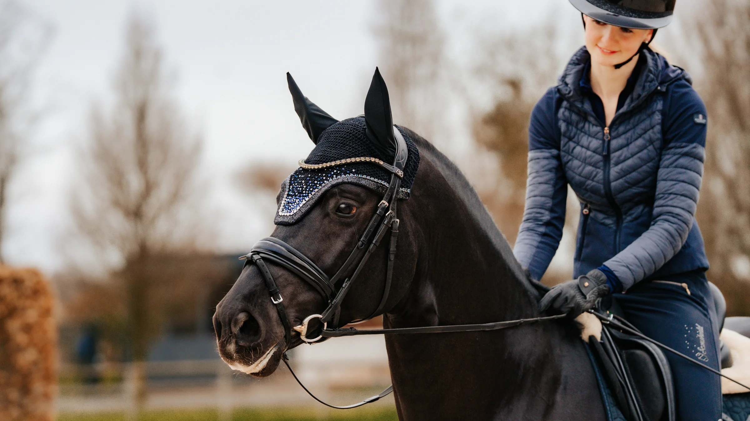 Fliegenhaube von MK Fliegenhauben auf einem Pferd.