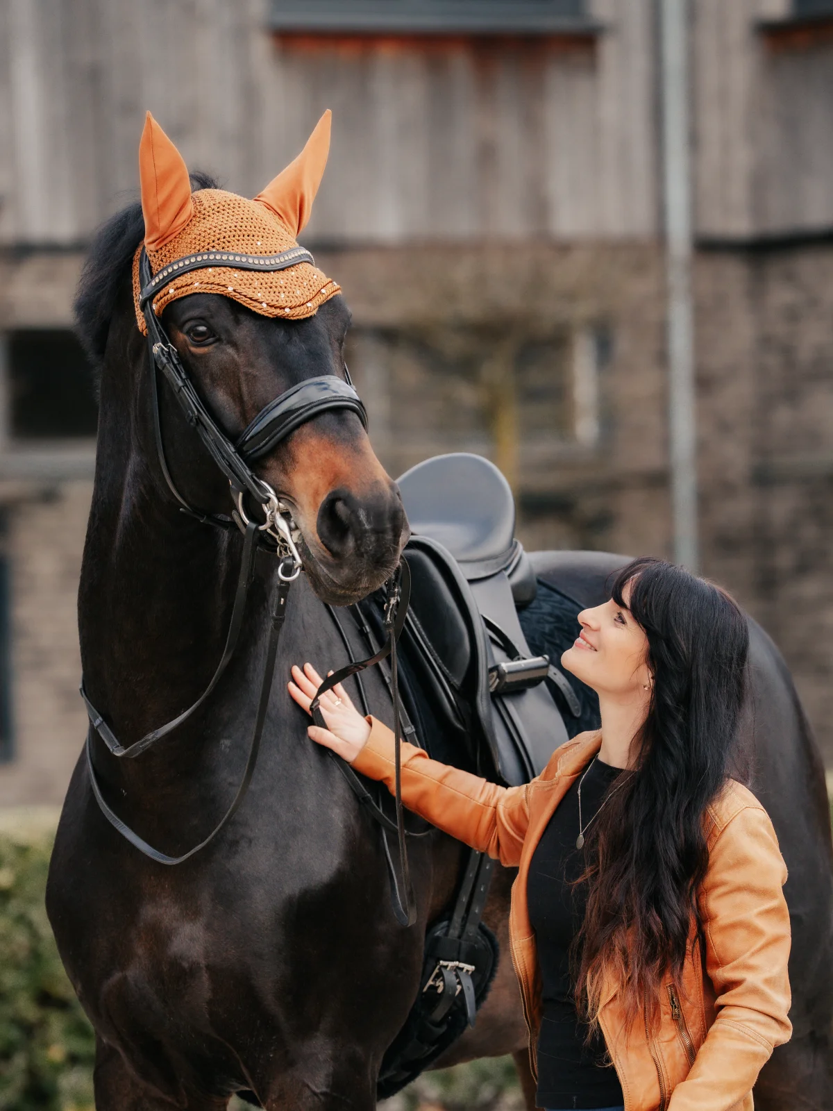 miriam-mk-fliegenhauben-mit-pferd Die Gründerin von Mk Fliegenhauben, Miriam Emke im Porträt neben einem Pferd.
